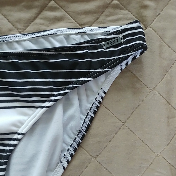4/$20๐ Roxy bikini bottom - Picture 3 of 5